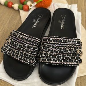 •   Chanel Slides
•   Bk/yell/pink/purple
•   CC Logo & Chain-Link Accent